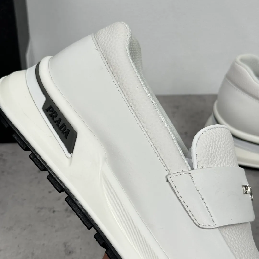 Batch 700 Prada/Prada men's matte leather thick-soled lightweight loafers! Casual fit, lightweight rubber sole slip-on driving shoes, matte calfskin wrapped around the entire upper, front body in pebbled calfskin/soft cloth, two styles available! Decorated with genuine leather buckle, front decorative details of PRADA silver letters, genuine leather feet, classic silver letter logo badge details, technical mesh lining, push-on opening and closing method, convenient and comfortable, cool and breathable! Paired with a lightweight, sporty functional thick sole, it is extremely comfortable on the feet and will not be tiring after long-term wear. It is available in multiple colors to meet different matching needs and comes with a complete package! Size: 39-40-41-42-43-44 Leather shoe size Item number: 2EE915 full leather